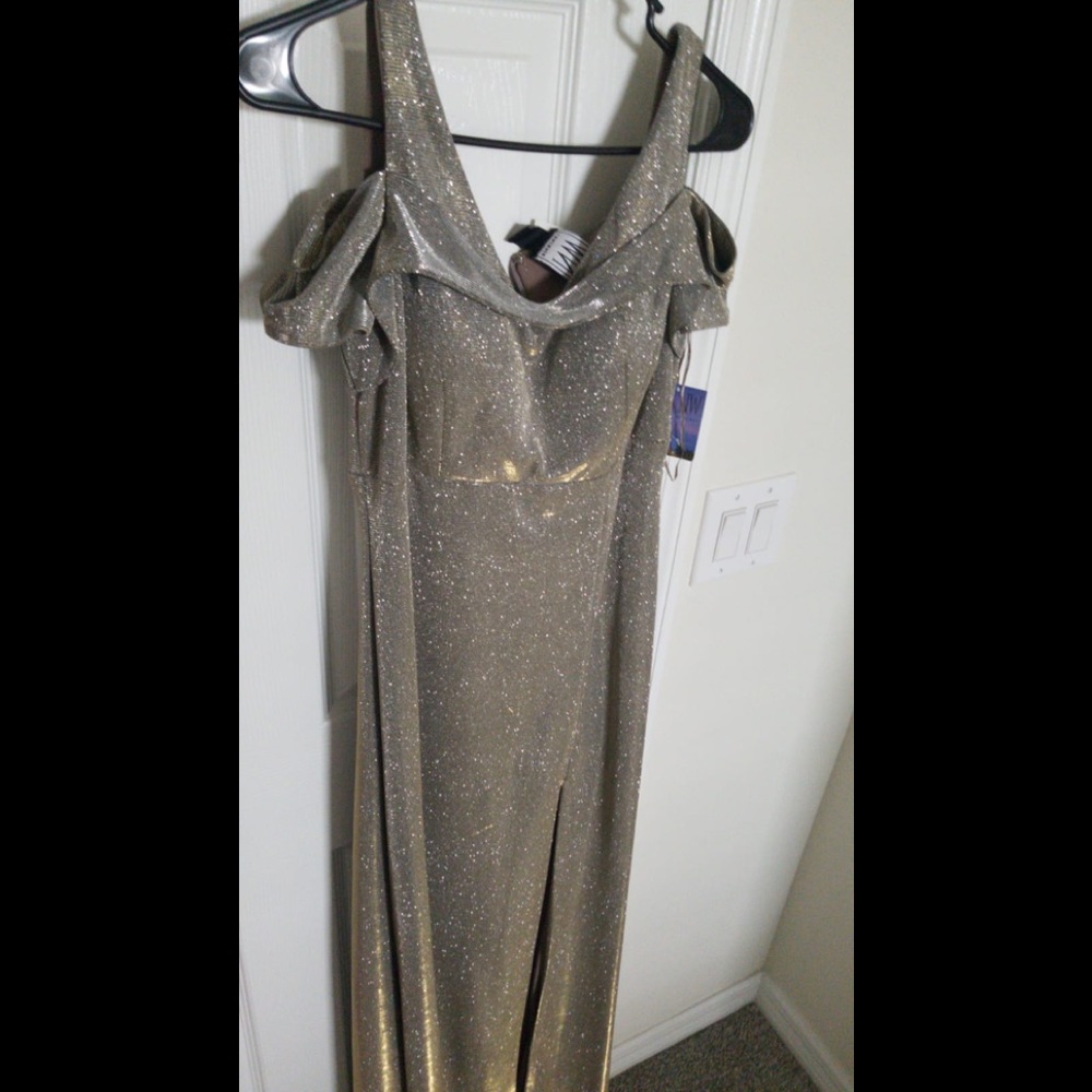 Approx. model height is 5'10" and she is wearing a - Picture 4 of 5